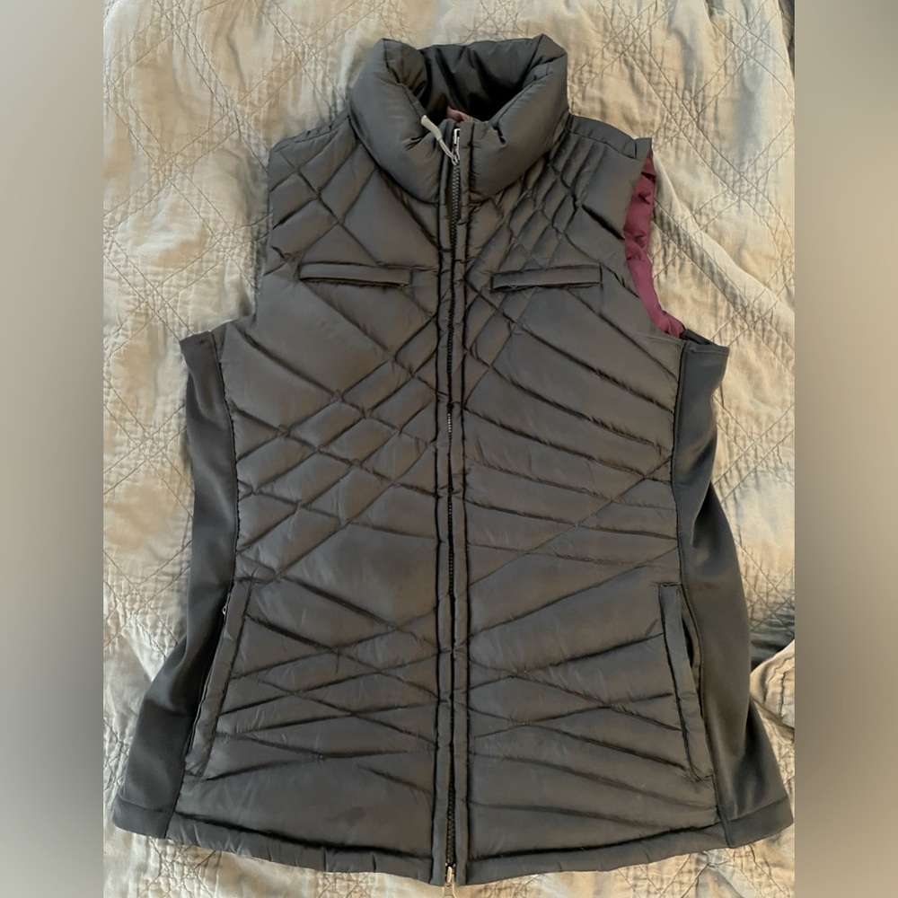Athleta Puffer vest size Large